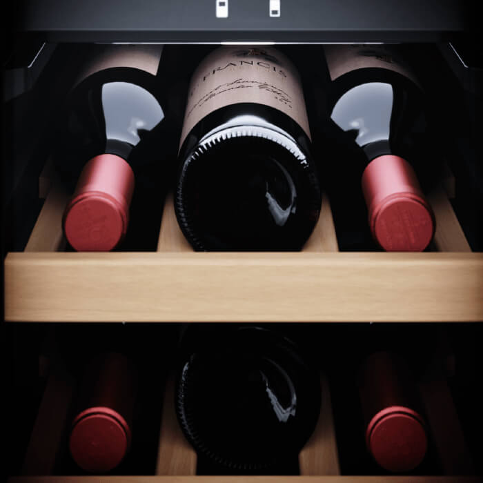 botellas de vino en estantes de madera